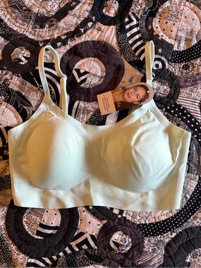 Eby Seamless Wireless Bra Mint Green Size Small NWT